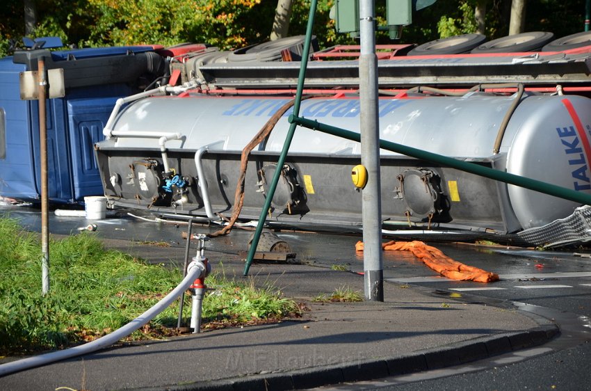 VU Tanklastzug umgestuerzt Huerth Industriestr P377.JPG